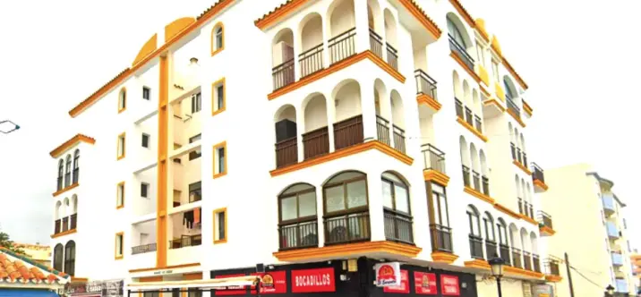 Sale of middle floor apartment in San Luis de Sabinillas 0