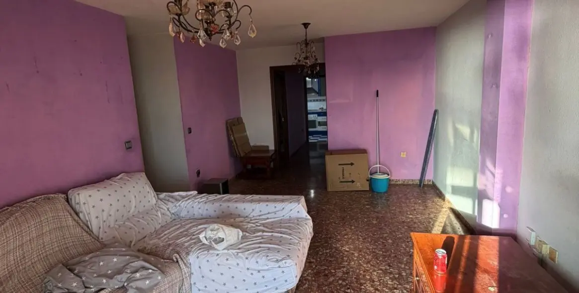 Sale of middle floor apartment in San Luis de Sabinillas 13