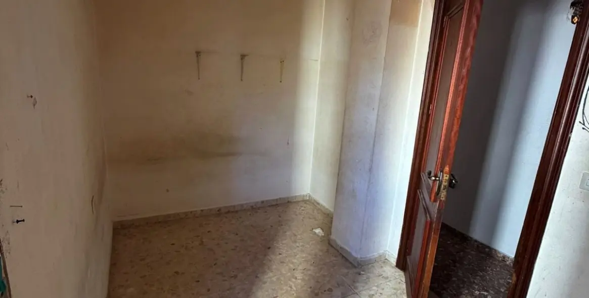 Sale of middle floor apartment in San Luis de Sabinillas 19