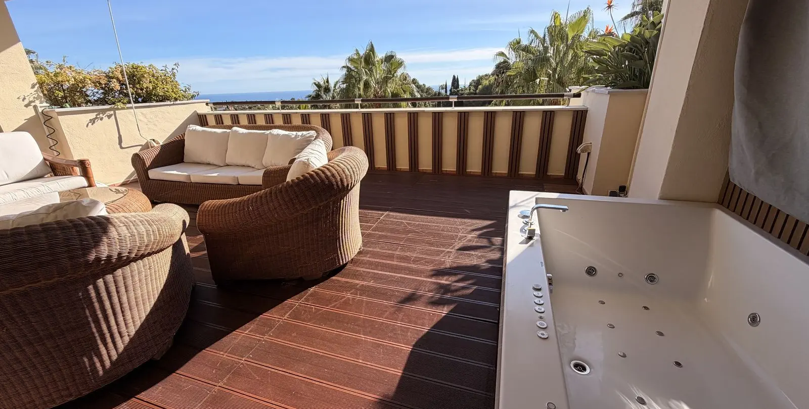 Venta de apartamento en planta media en Sierra Blanca 2