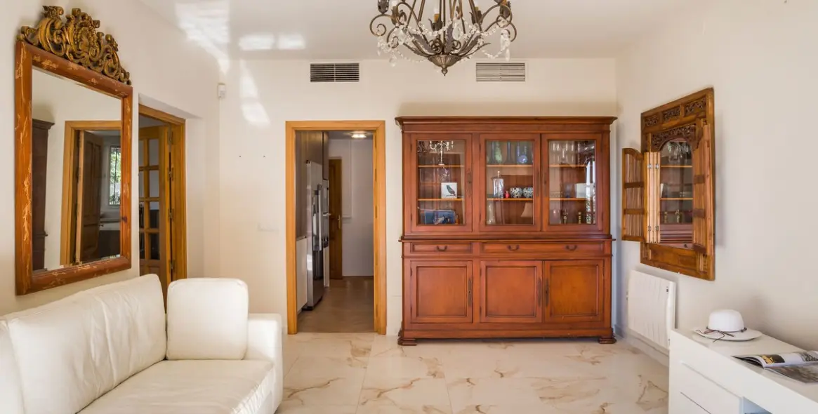 Sale of detached villa in El Madroñal 8