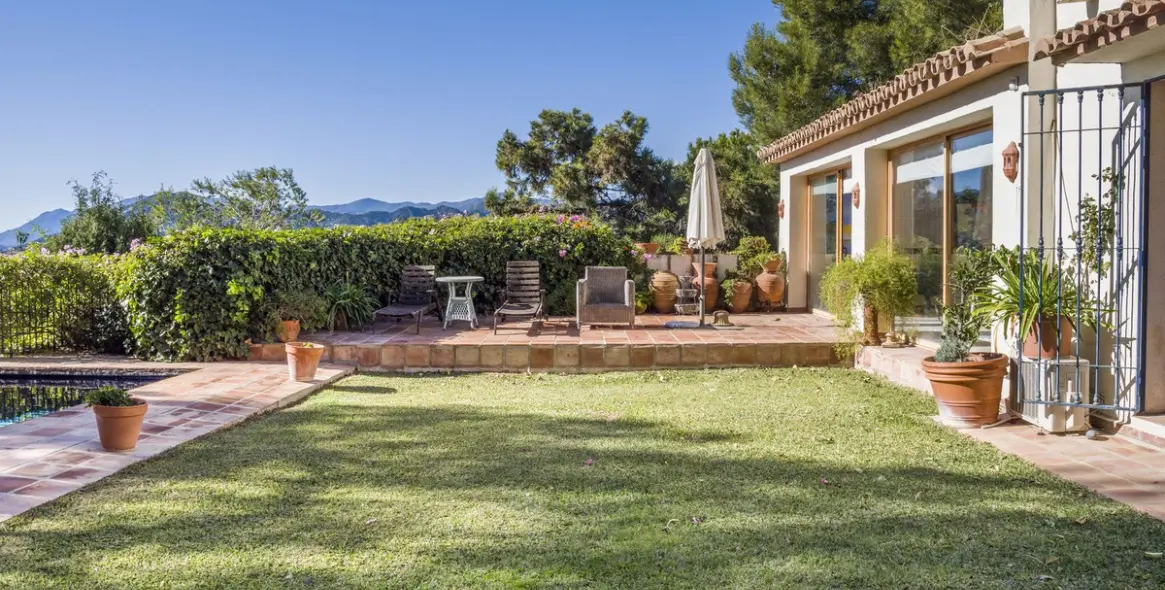 Sale of detached villa in El Madroñal 12