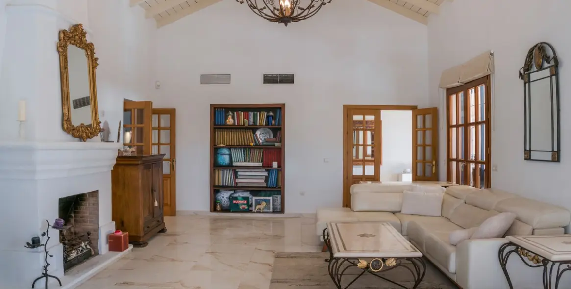 Sale of detached villa in El Madroñal 15