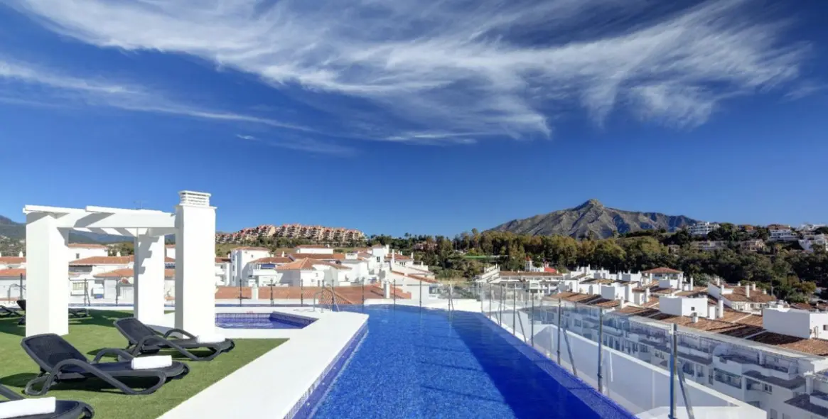 Sale of middle floor apartment in Nueva Andalucía 2