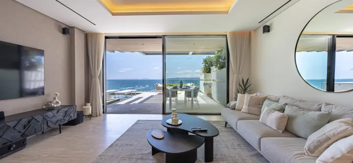 Short-term rent of middle floor apartment in Estepona 1