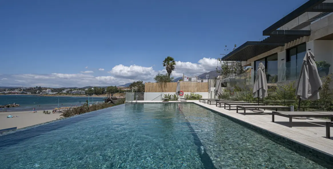 Short-term rent of middle floor apartment in Estepona 3