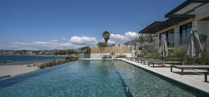 Short-term rent of middle floor apartment in Estepona 2