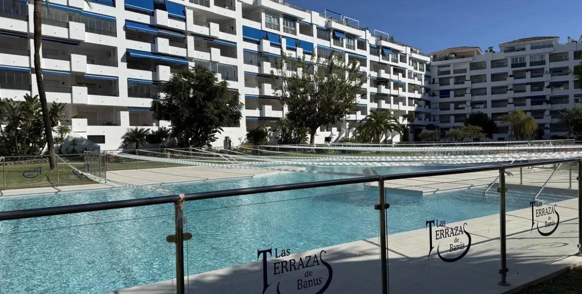 Sale of middle floor apartment in Puerto Banús 1