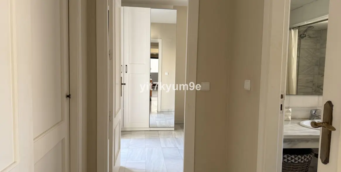 Sale of middle floor apartment in Puerto Banús 25