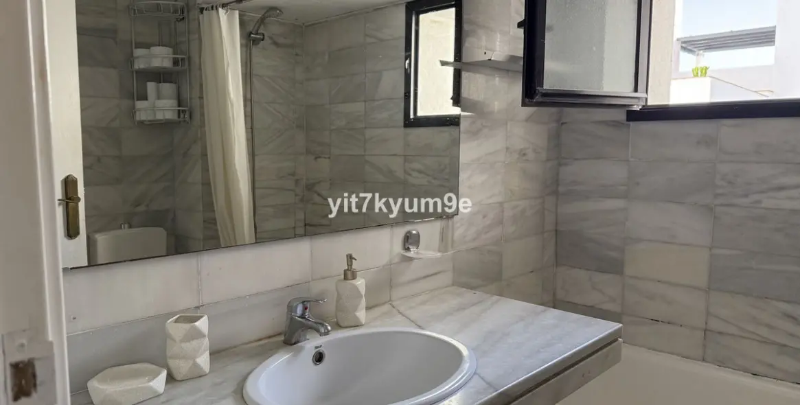 Sale of middle floor apartment in Puerto Banús 26