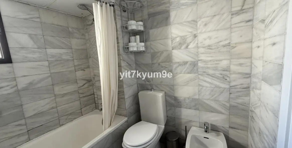 Sale of middle floor apartment in Puerto Banús 27