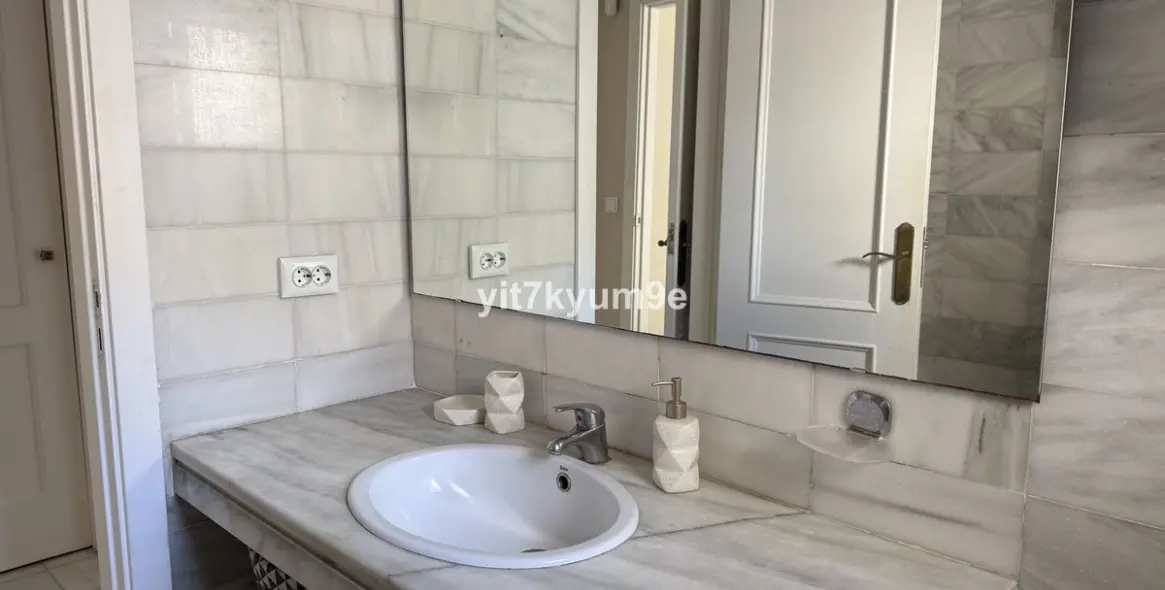 Sale of middle floor apartment in Puerto Banús 28