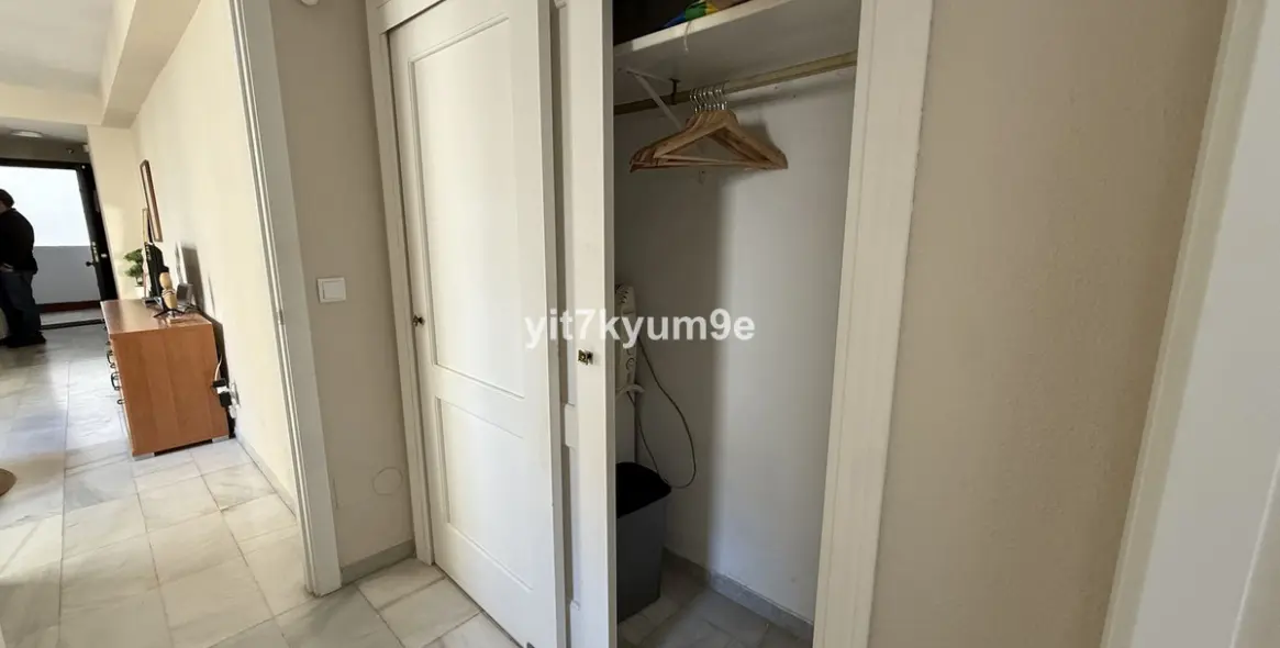 Sale of middle floor apartment in Puerto Banús 30