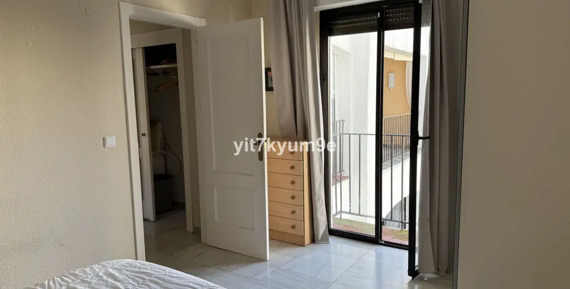 Sale of middle floor apartment in Puerto Banús 33