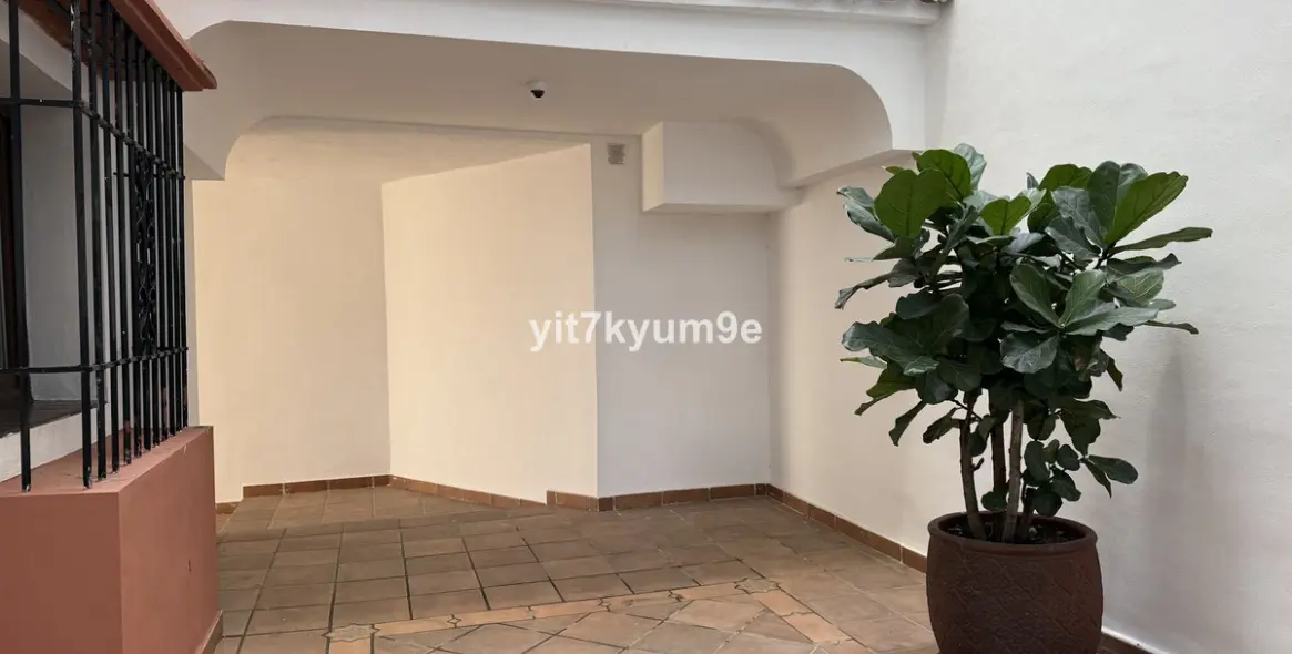 Sale of middle floor apartment in Puerto Banús 38