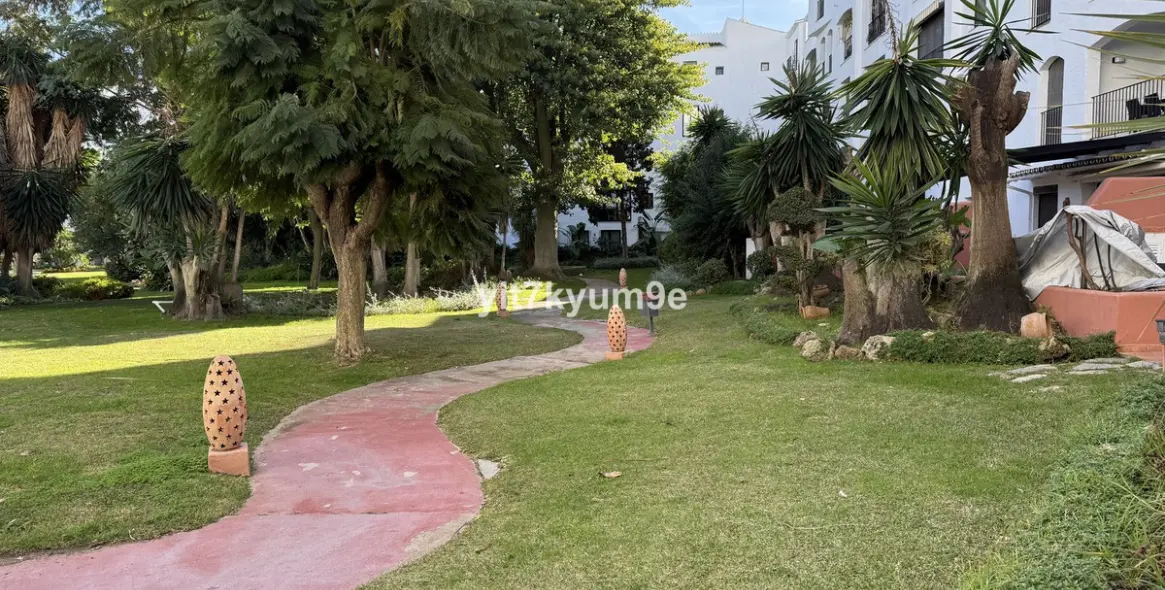 Sale of middle floor apartment in Puerto Banús 39