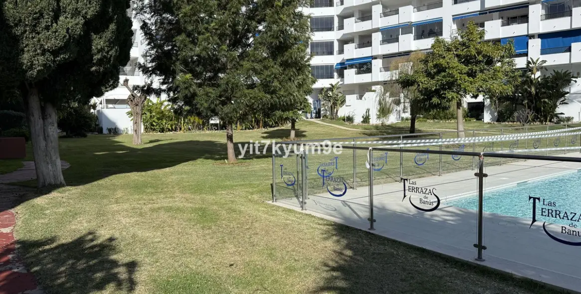 Sale of middle floor apartment in Puerto Banús 40
