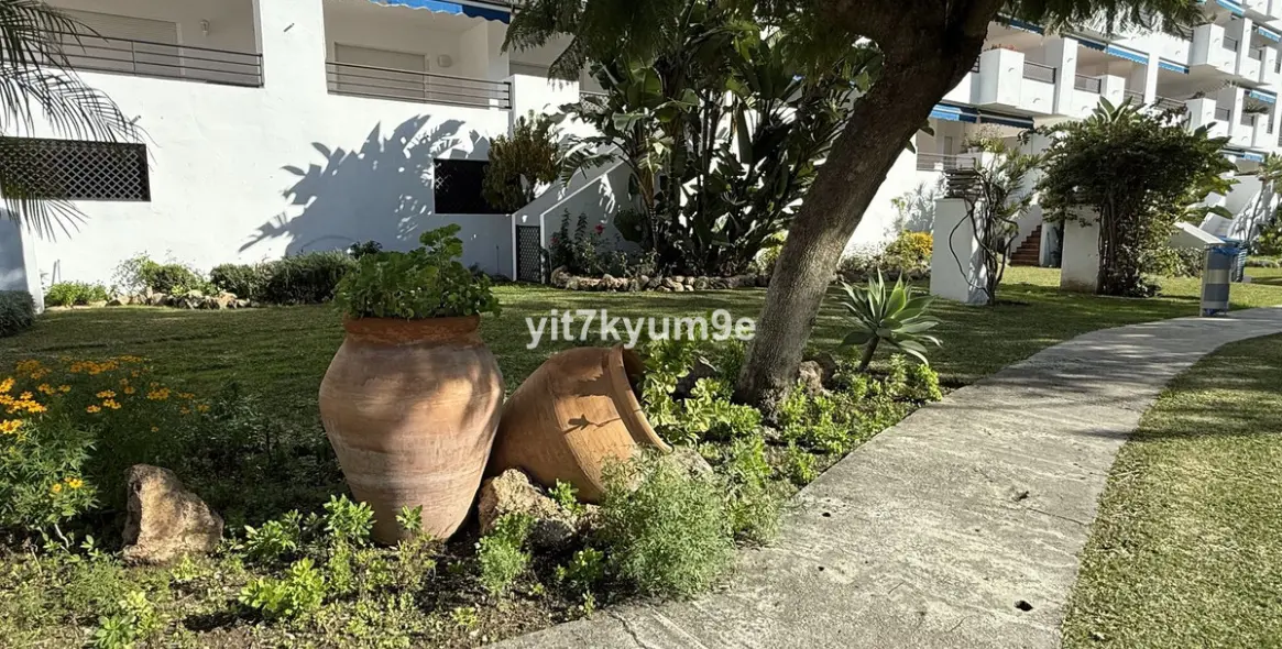 Sale of middle floor apartment in Puerto Banús 41