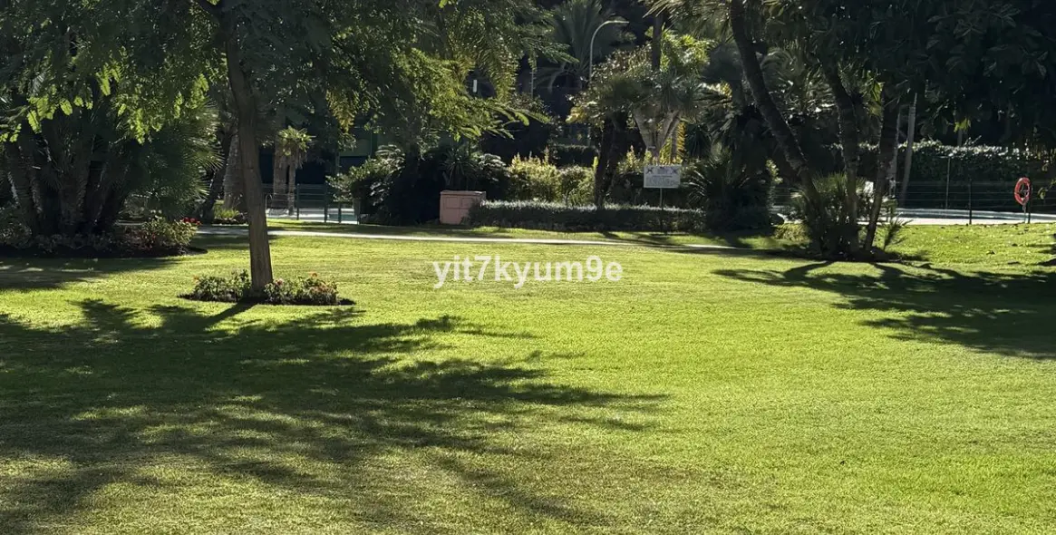 Sale of middle floor apartment in Puerto Banús 43