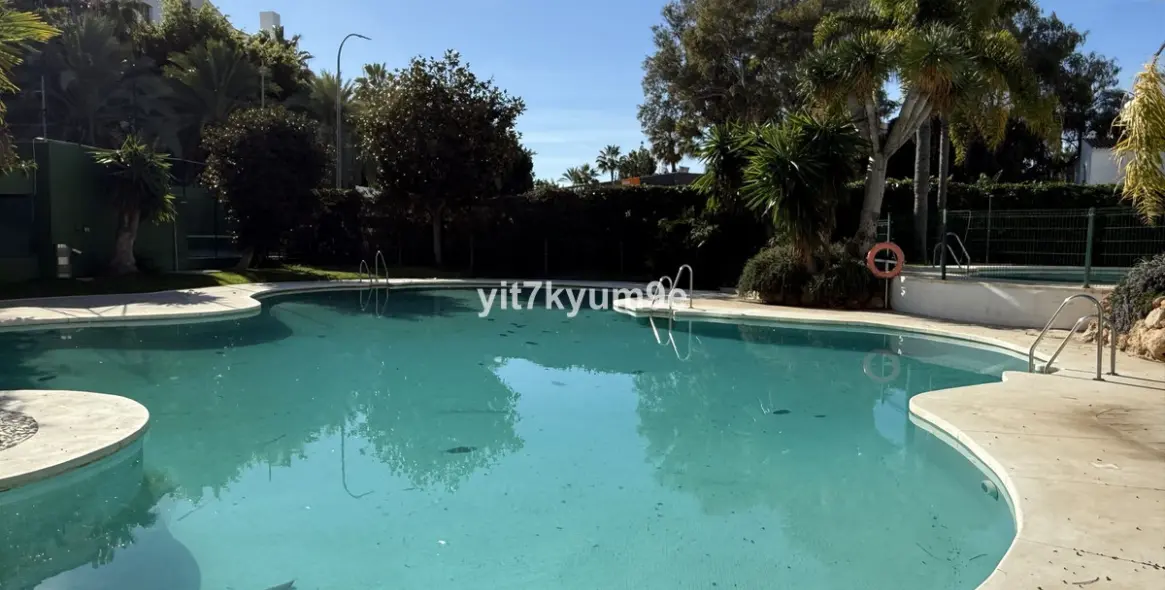 Sale of middle floor apartment in Puerto Banús 45