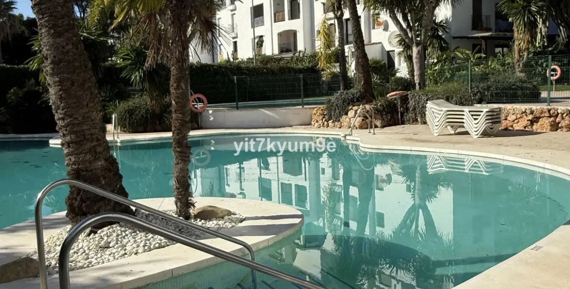 Sale of middle floor apartment in Puerto Banús 46