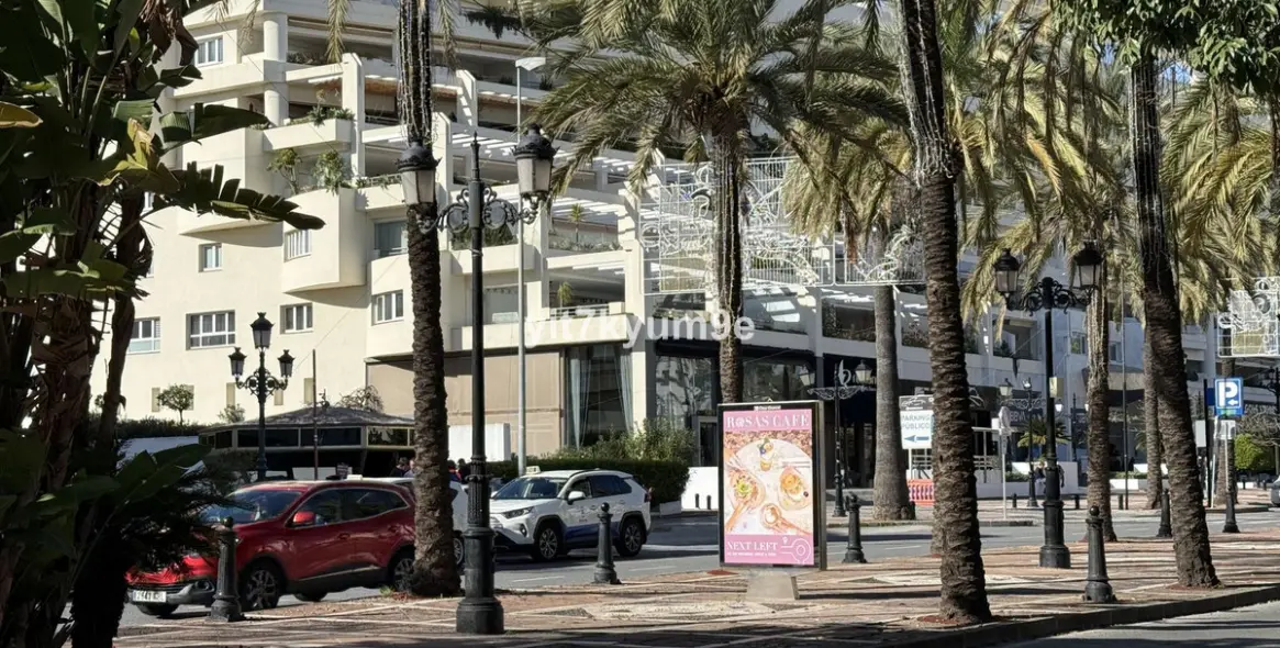 Sale of middle floor apartment in Puerto Banús 51