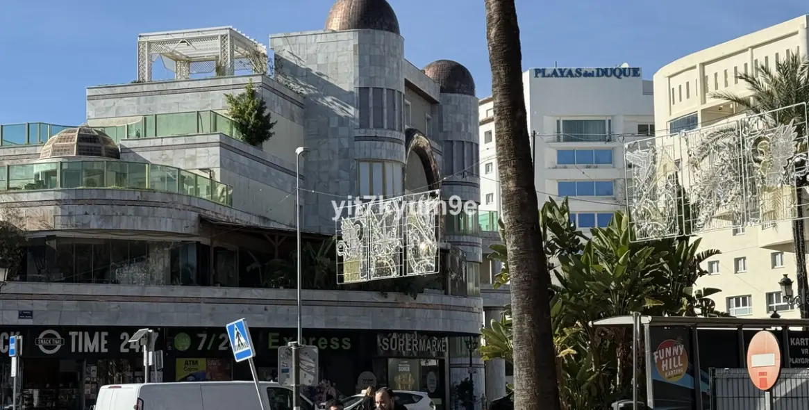 Sale of middle floor apartment in Puerto Banús 52