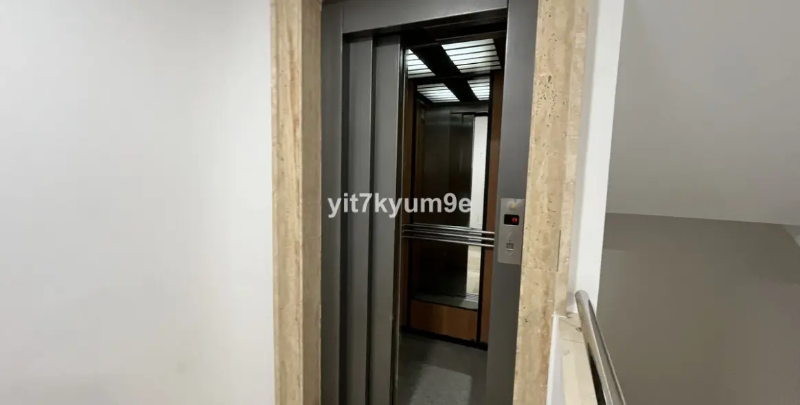 Sale of middle floor apartment in Puerto Banús 54