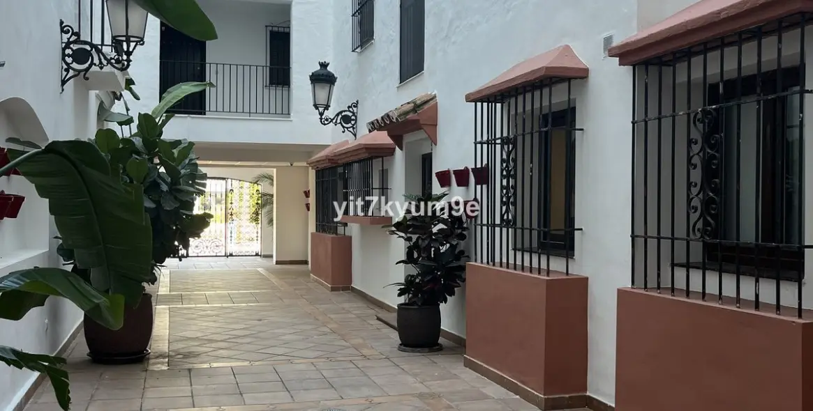 Sale of middle floor apartment in Puerto Banús 55