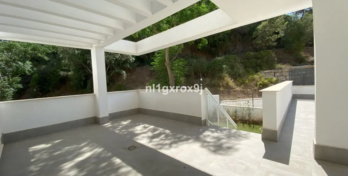 Sale of ground floor apartment in Benahavís 7