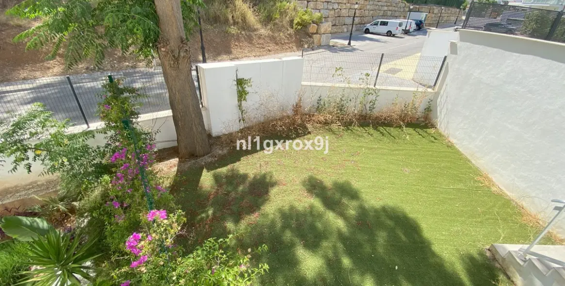 Sale of ground floor apartment in Benahavís 10