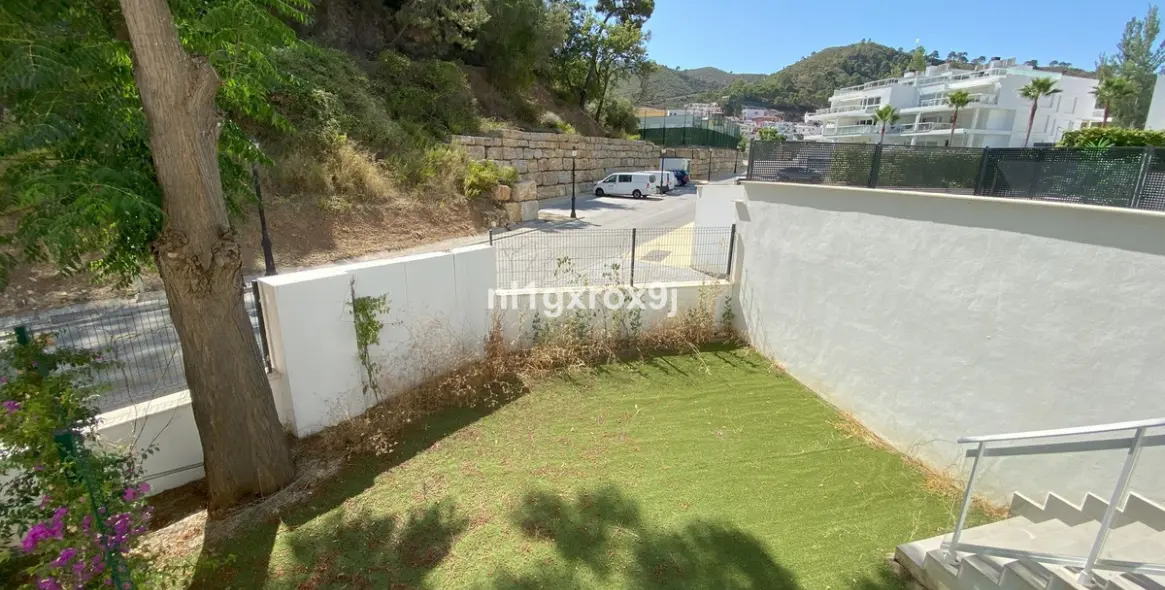 Sale of ground floor apartment in Benahavís 11