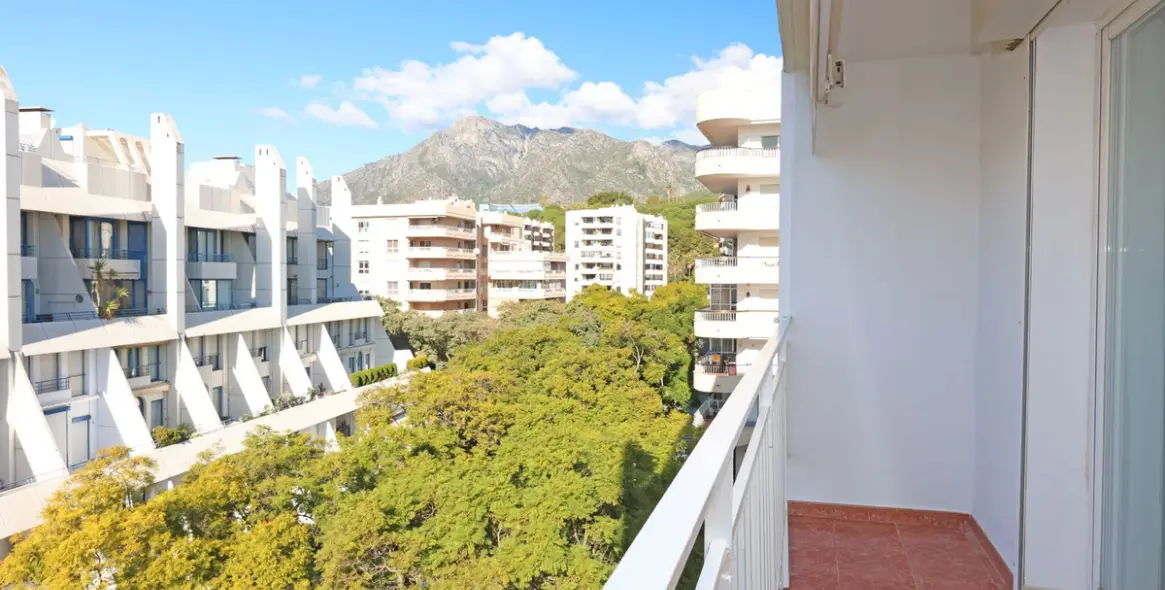 Sale of middle floor apartment in Marbella 1