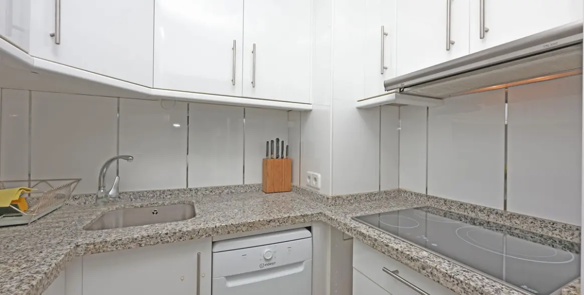 Venta de apartamento en planta media en Marbella 13