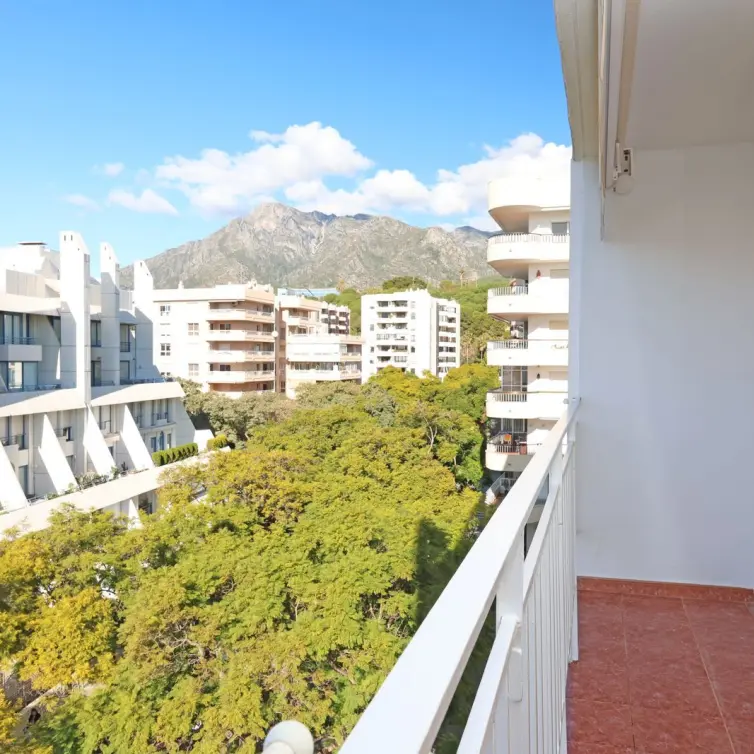 Sale of middle floor apartment in Marbella
