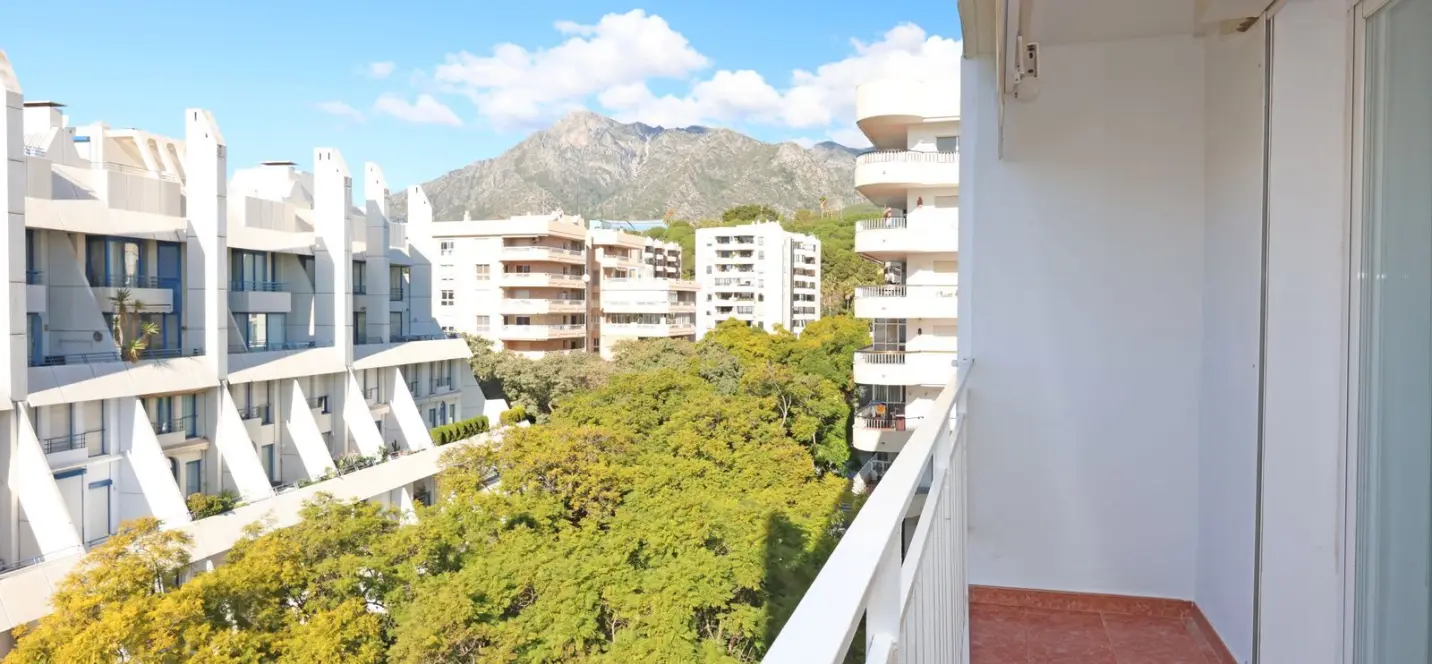 Sale of middle floor apartment in Marbella 0