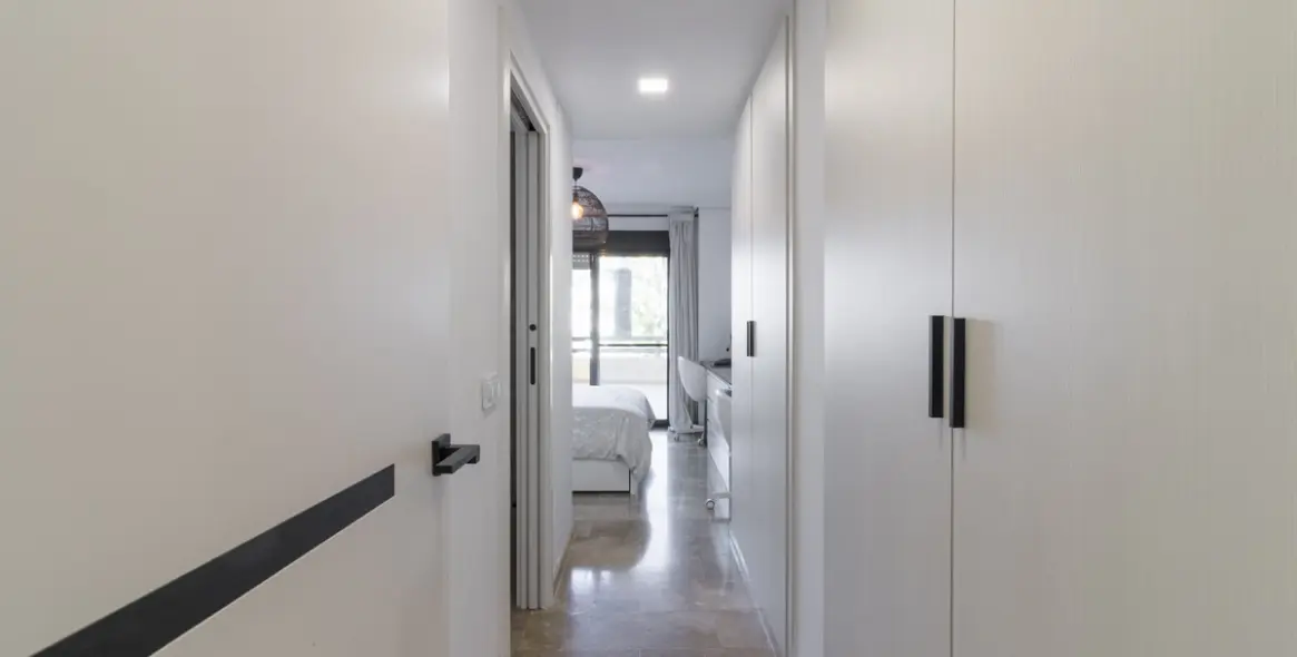 Venta de apartamento en planta media en Selwo 21