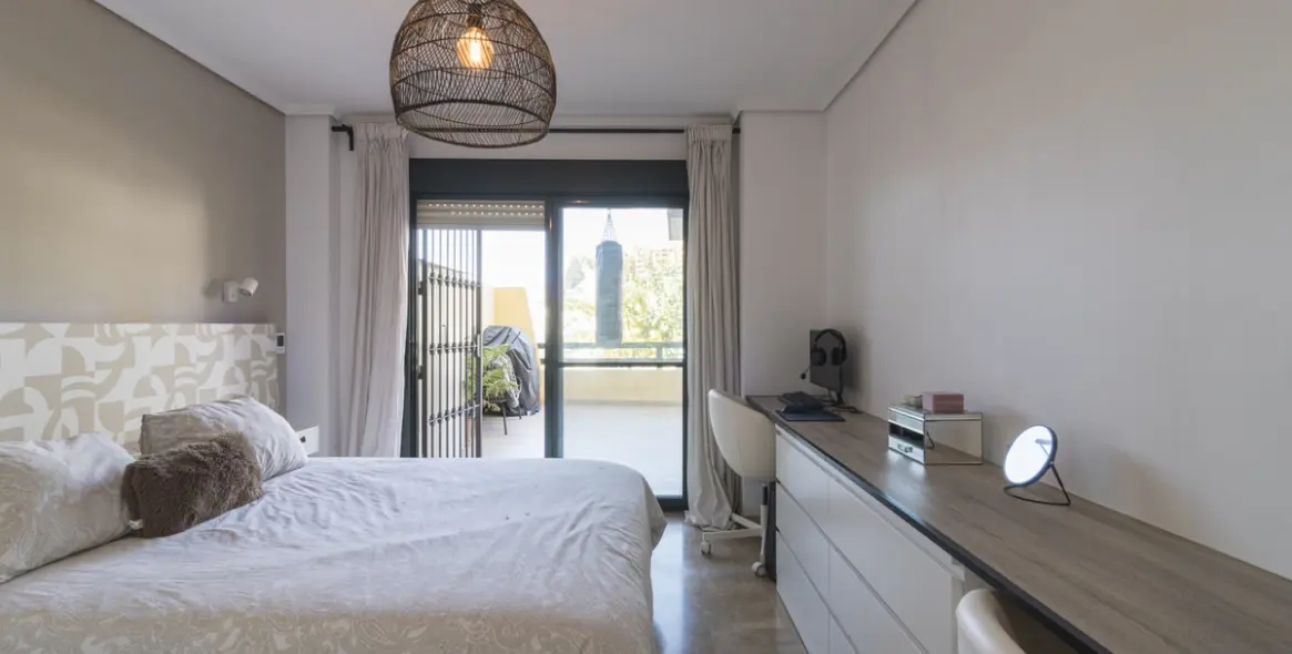 Venta de apartamento en planta media en Selwo 23