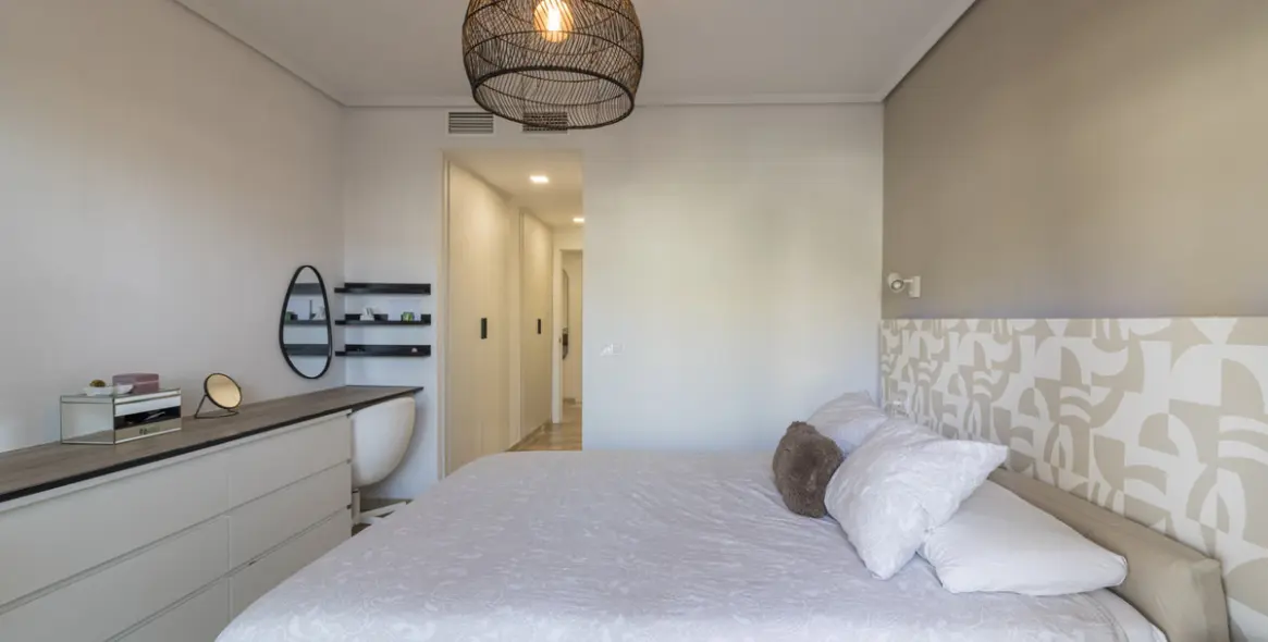 Venta de apartamento en planta media en Selwo 24