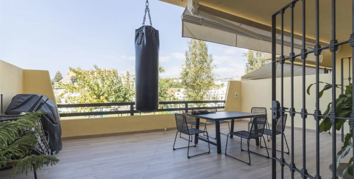 Venta de apartamento en planta media en Selwo 25