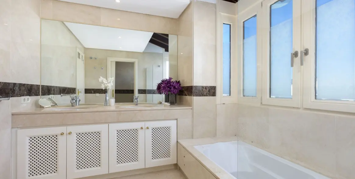 Sale of penthouse duplex in Benahavís 11