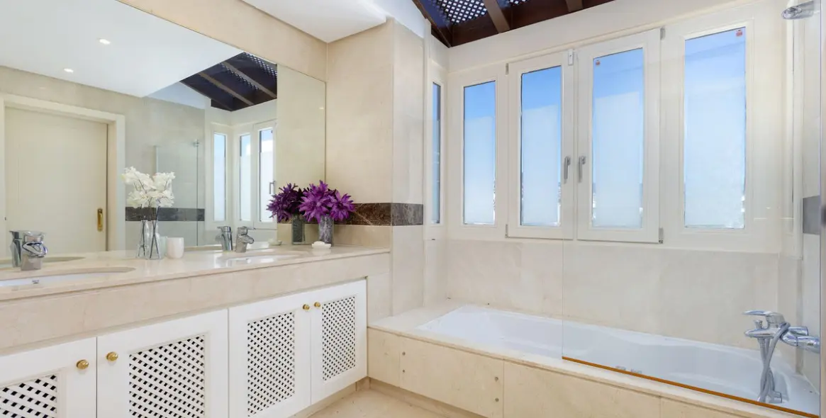 Sale of penthouse duplex in Benahavís 12