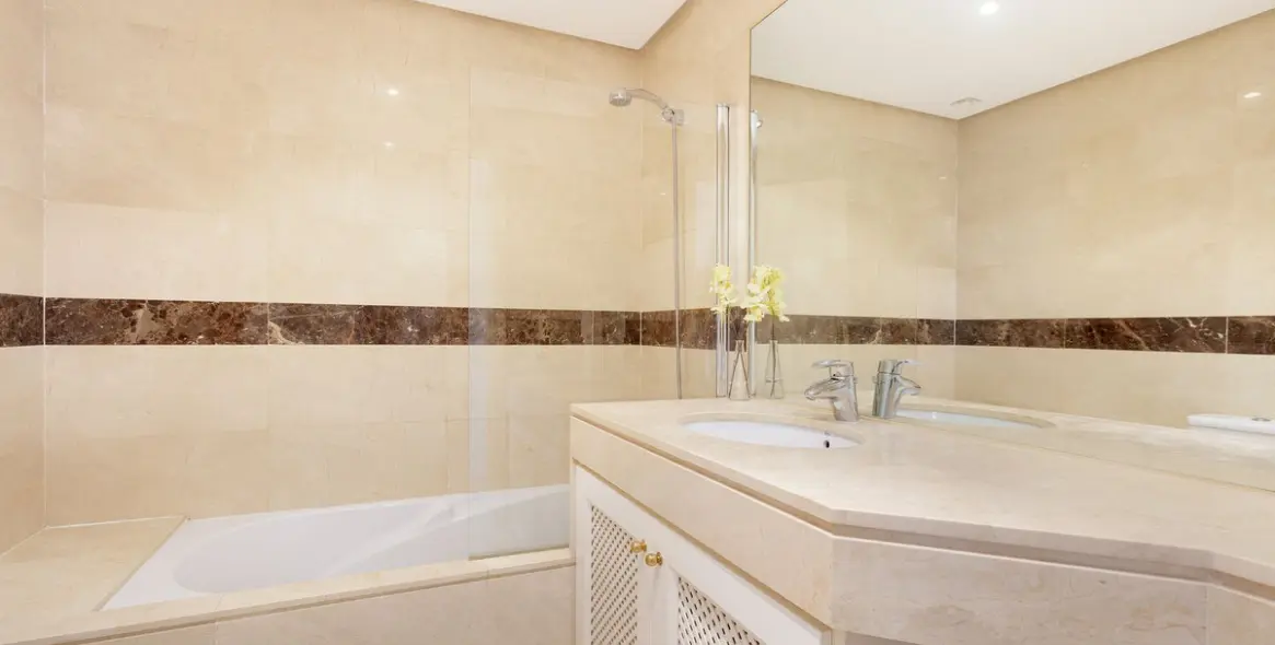 Sale of penthouse duplex in Benahavís 17