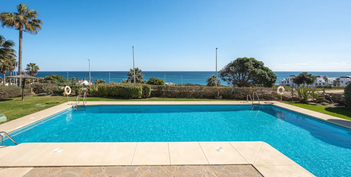 Sale of middle floor apartment in Casares 22