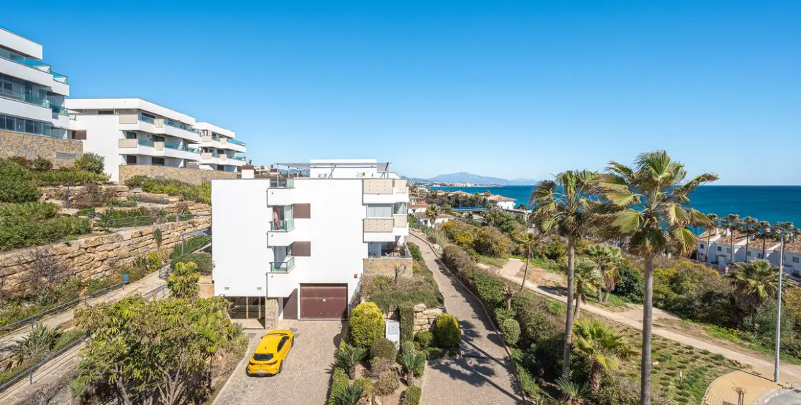 Sale of middle floor apartment in Casares 24