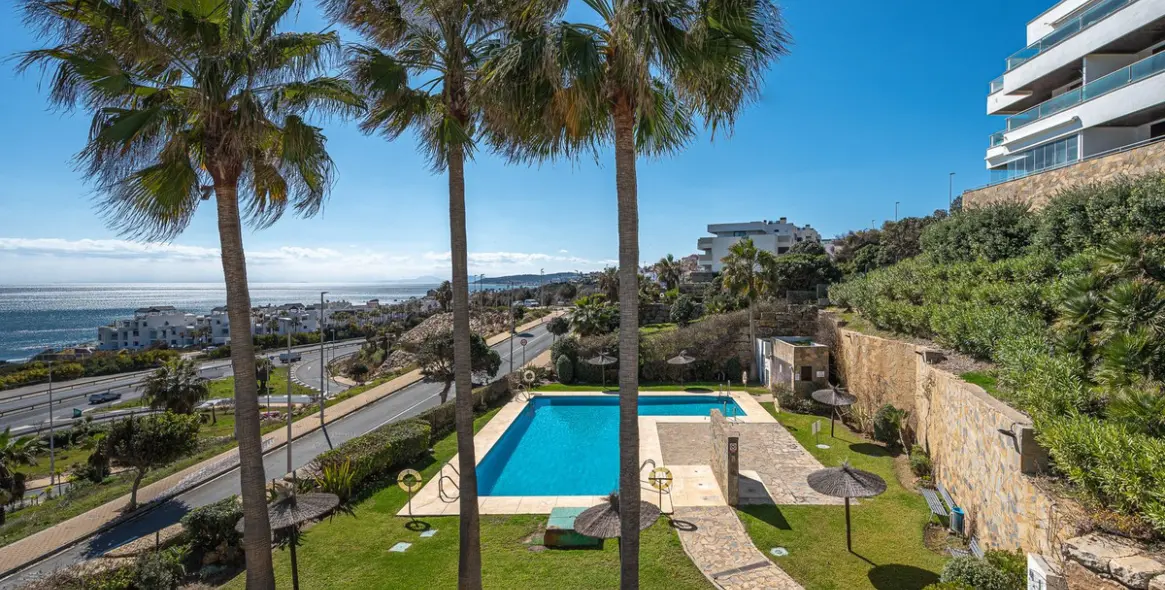 Sale of middle floor apartment in Casares 25