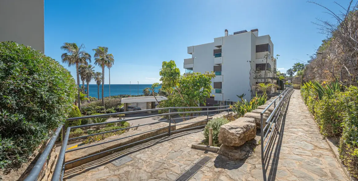 Sale of middle floor apartment in Casares 27