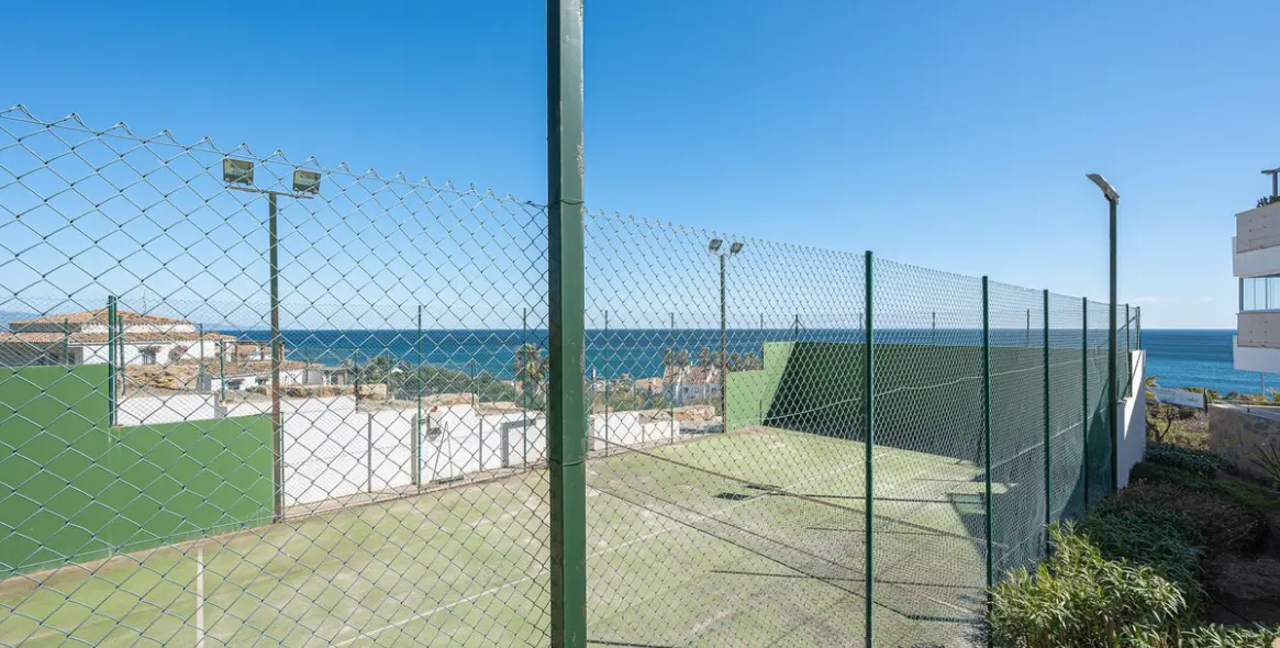 Sale of middle floor apartment in Casares 28