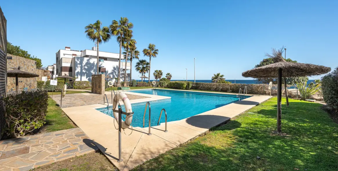 Sale of middle floor apartment in Casares 30