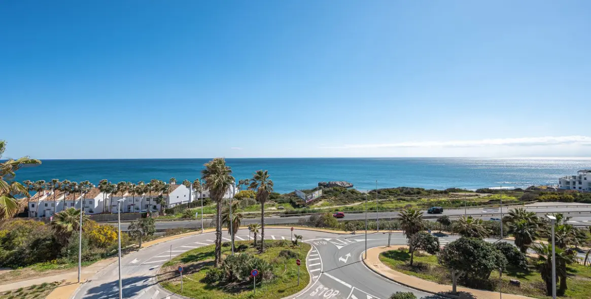 Sale of middle floor apartment in Casares 32